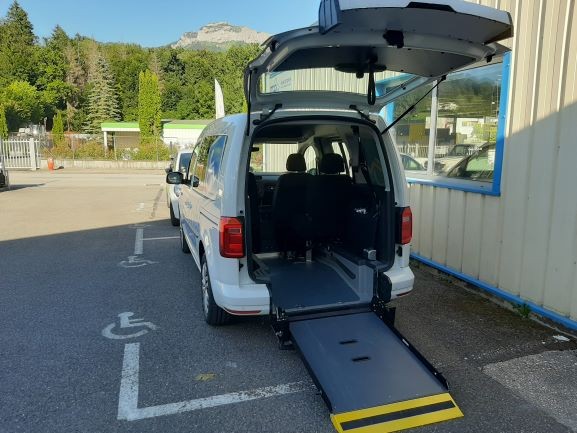 Location de véhicule décaissé. Le véhicule permet d'être accédé par une rampe de chargement à l'arrière.