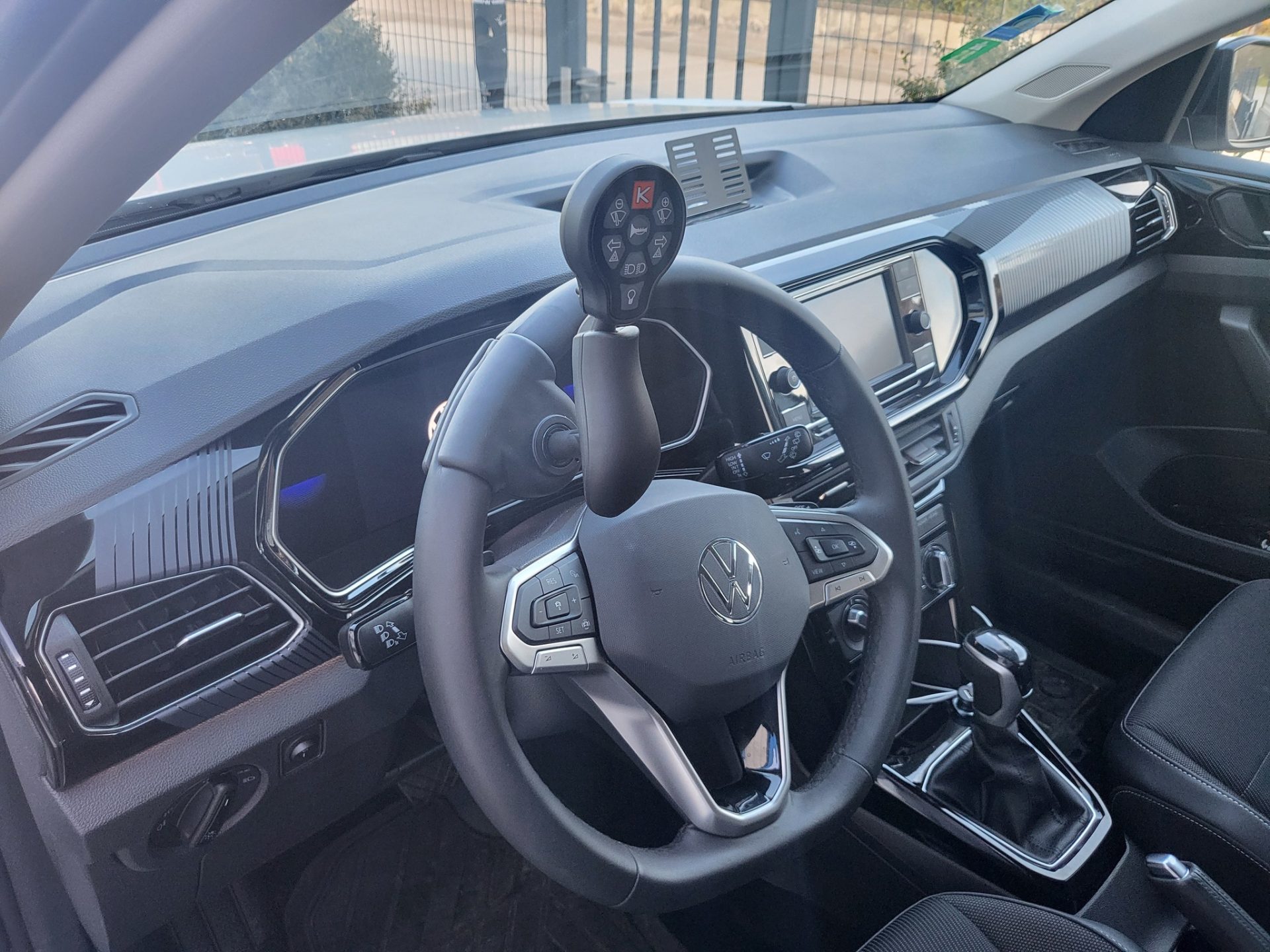 Aménagement au poste de conduite d'une télécommande au volant sur une Toyota Yaris Hybride 2024