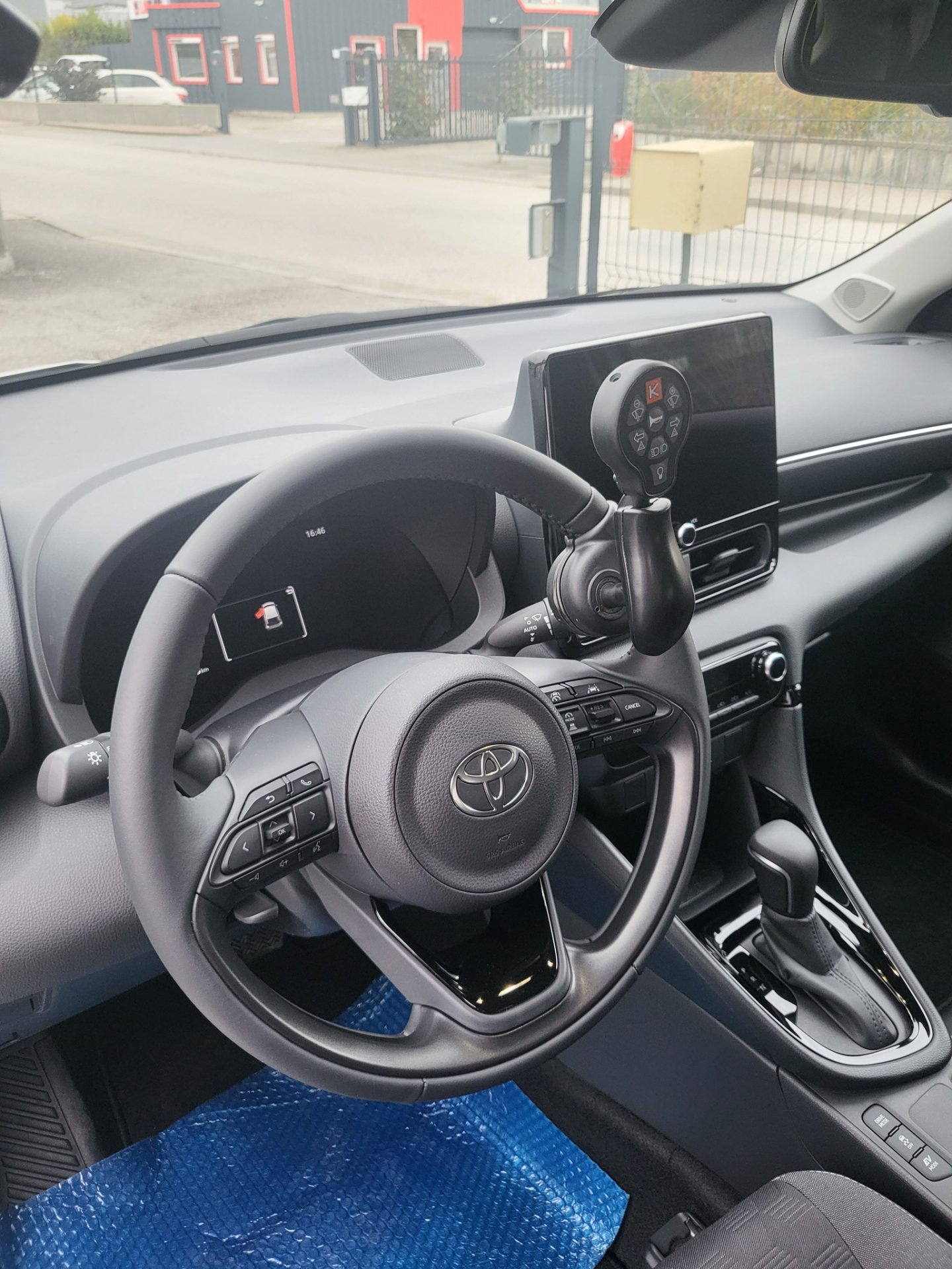 Aménagement au poste de conduite d'une télécommande au volant sur une Toyota Yaris Hybride 2024