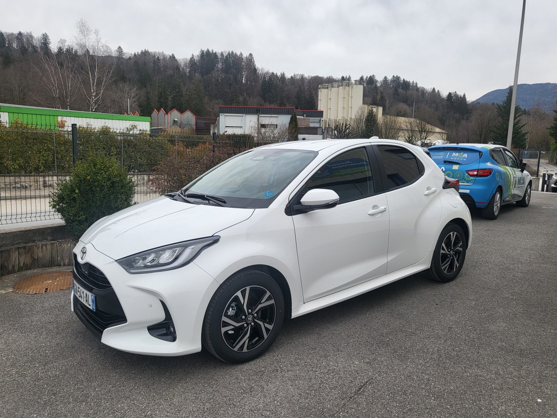 Aménagement au poste de conduite d'une télécommande au volant sur une Toyota Yaris Hybride 2024