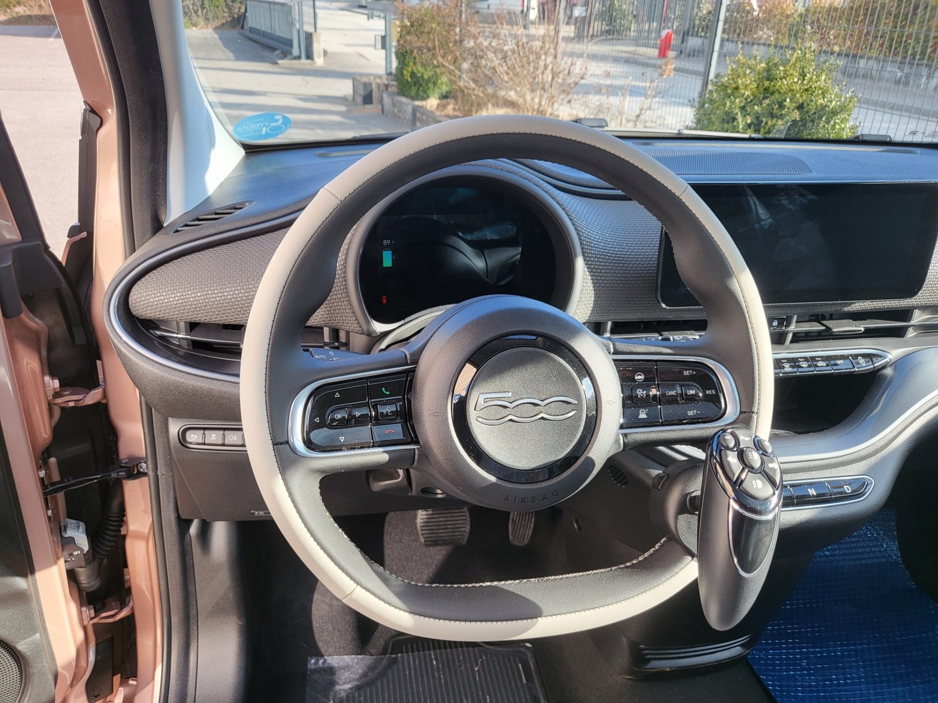 installation d'une télécommande au volant LEHMDIS de Sojadis sur une FIAT 500e de 2024