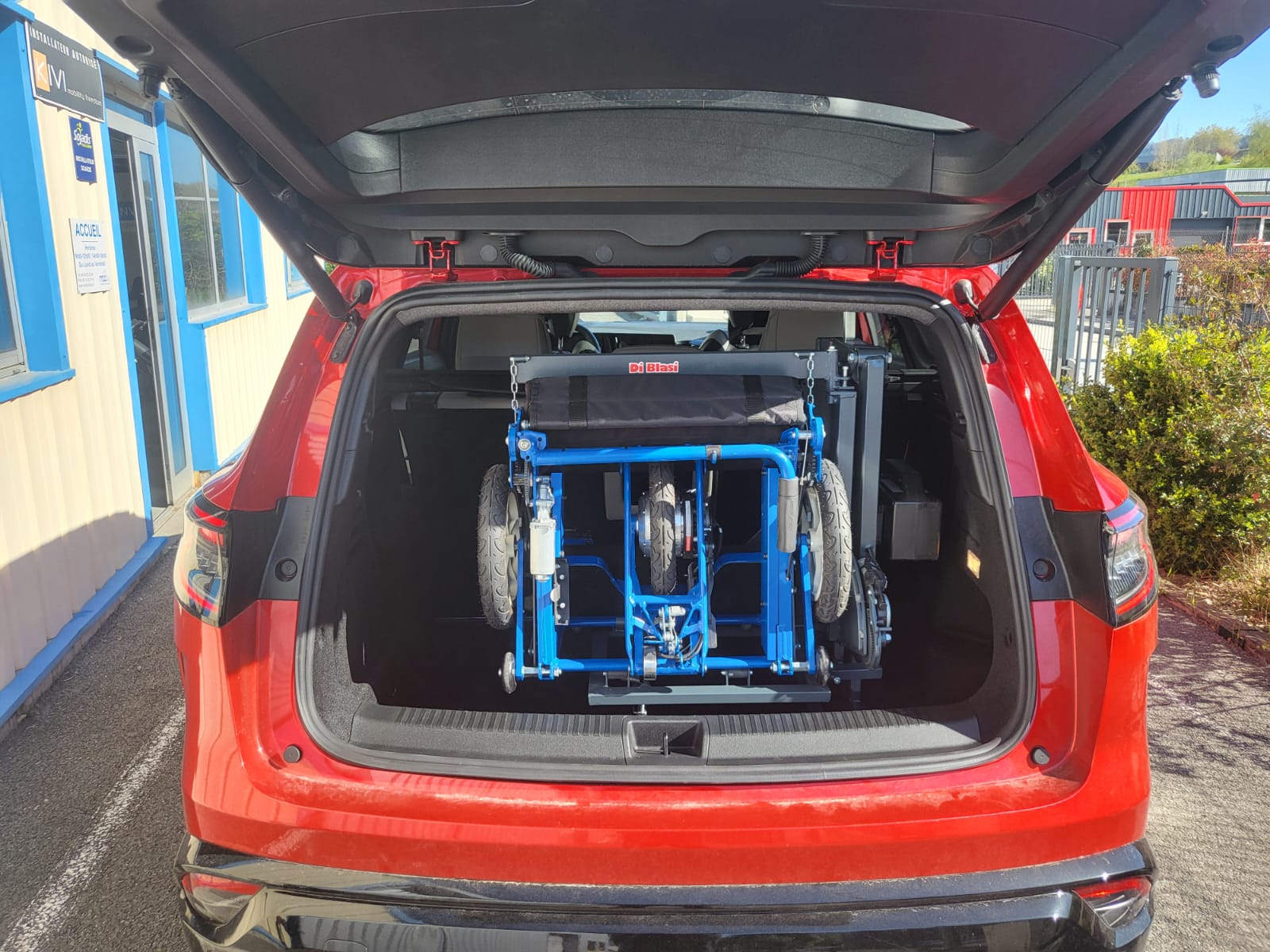 Installation d'une grue de chargement spécifique pour fauteuil roulant électrique Di Blasi by Evol Mobilités sur un Renault Espace de 2023 !