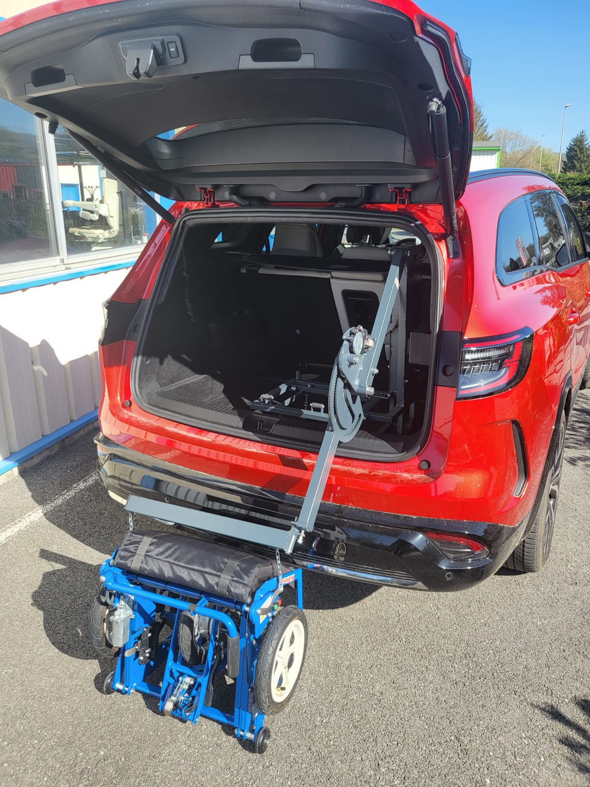 Installation d'une grue de chargement spécifique pour fauteuil roulant électrique Di Blasi by Evol Mobilités sur un Renault Espace de 2023 !