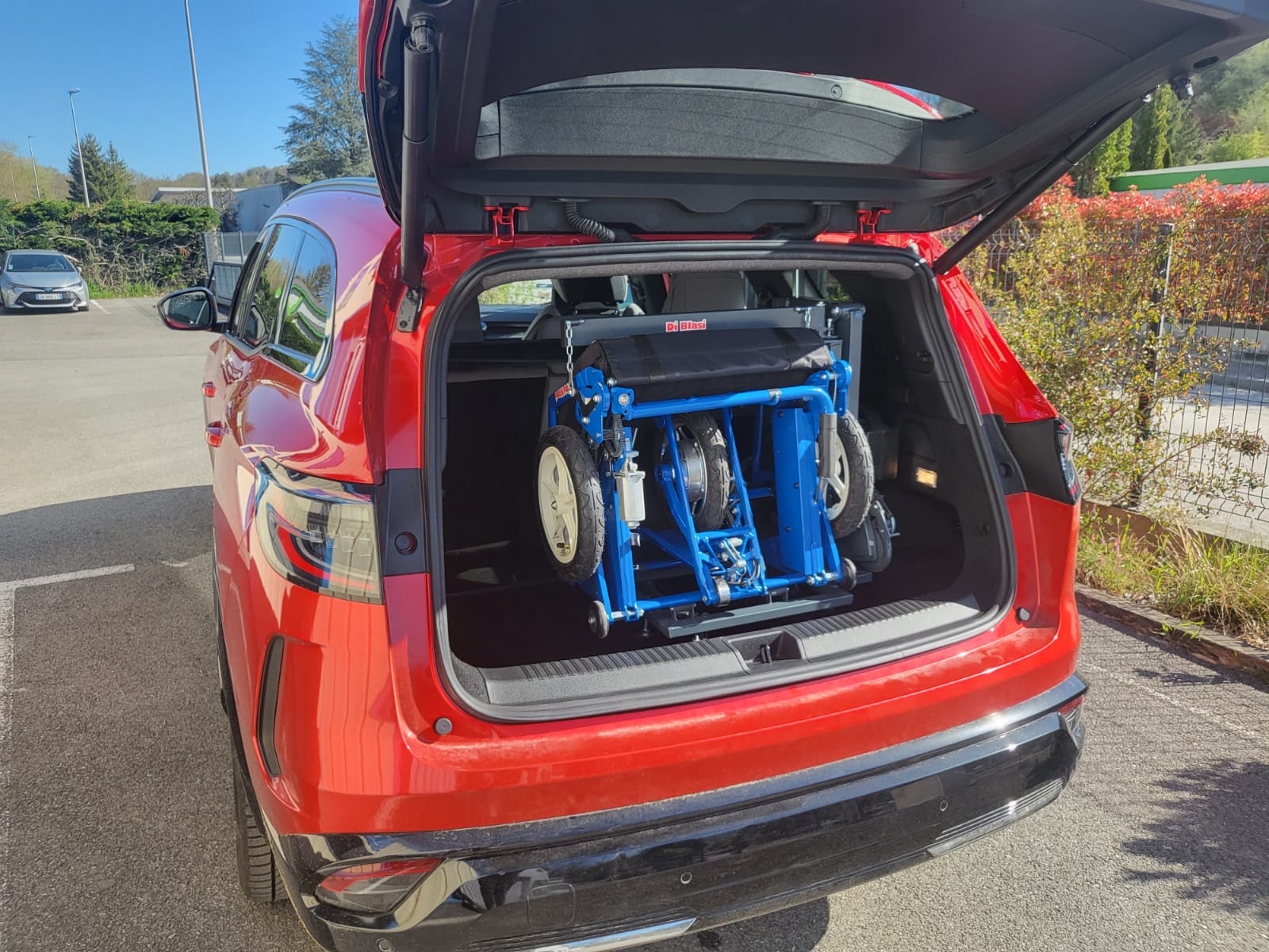 Installation d'une grue de chargement spécifique pour fauteuil roulant électrique Di Blasi by Evol Mobilités sur un Renault Espace de 2023 !