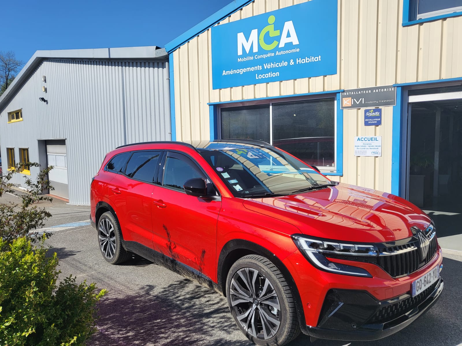 Installation d'une grue de chargement spécifique pour fauteuil roulant électrique Di Blasi by Evol Mobilités sur un Renault Espace de 2023 !