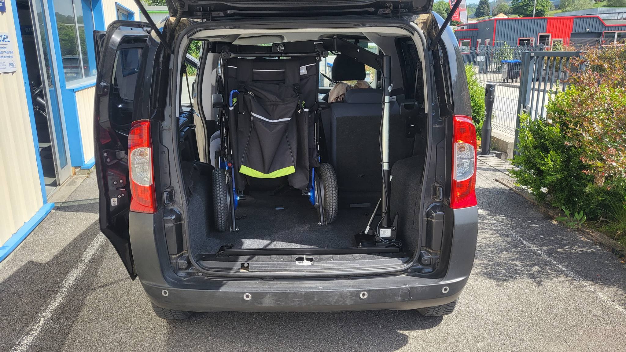 Grue de chargement, modèle CAROLIFT 40, qui permet de charger en toute simplicité ce petit fauteuil roulant électrique !