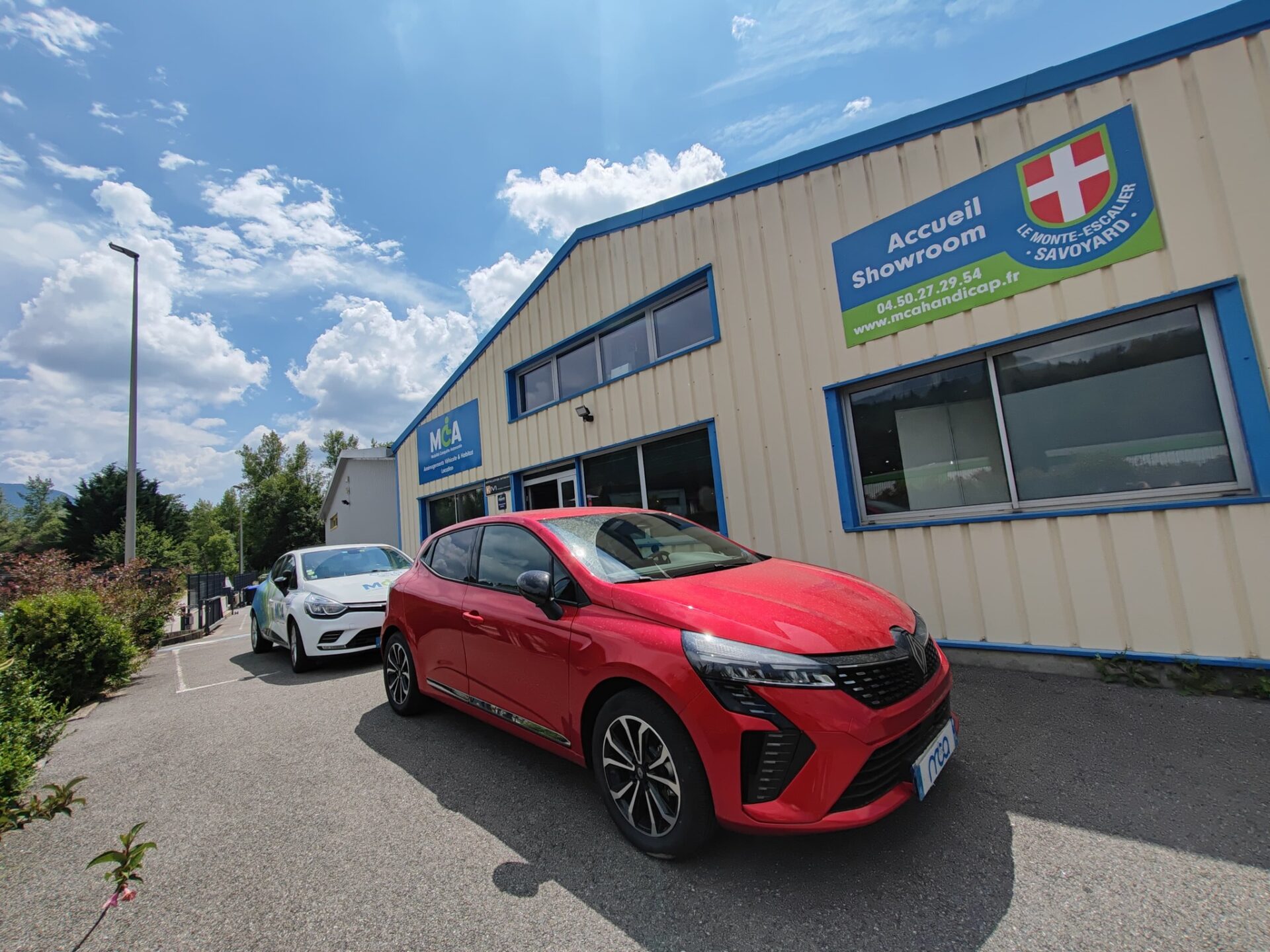 Aménagement du poste de conduite pour cette Renault Clio Hybrid E-TECH sortie des établissements Renault Annecy - Gueudet 1880