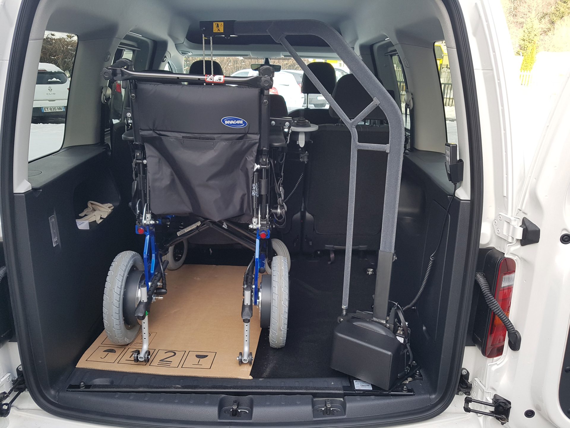 Photo d'une grue de coffre pour véhicule aménagé permettant le chargement du fauteuil roulant à l'arrière