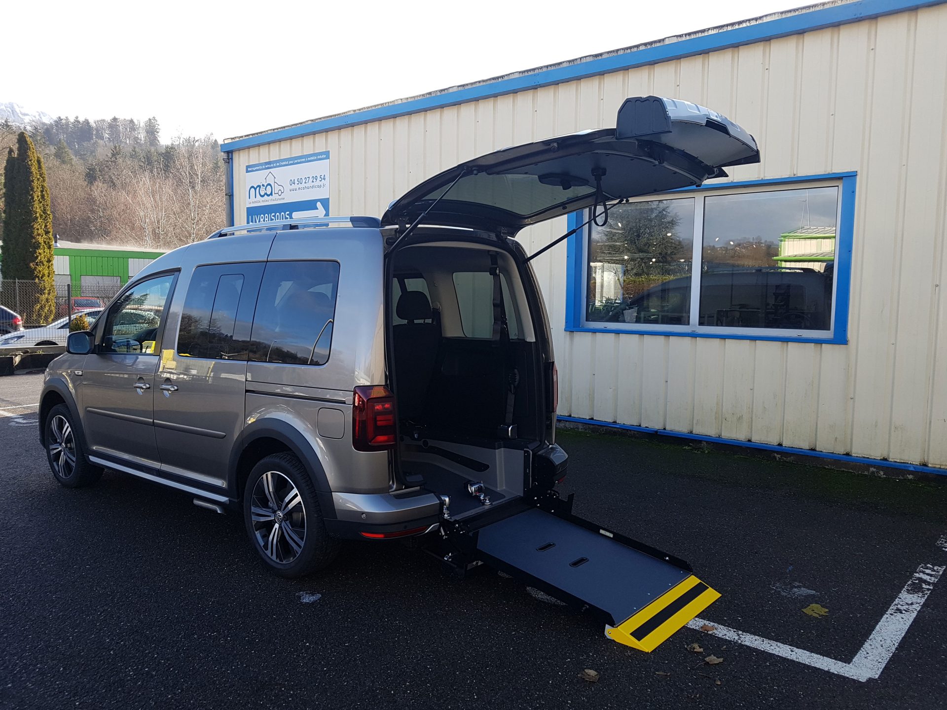 décaissement permettant d’augmenter la hauteur plancher / plafonnier du véhicule pour le confort de la personne transportée.