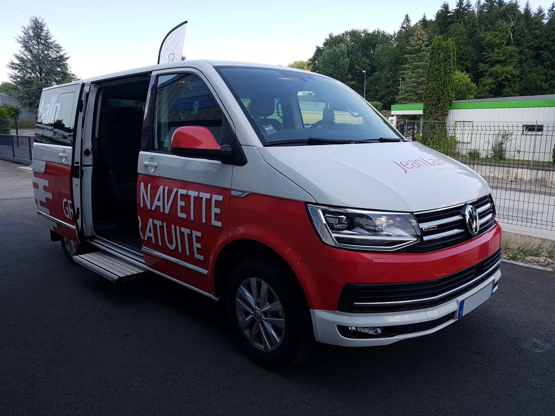 Installation d'un marchepied sur le côté passager arrière d'un camion adapté pour personne à mobilité réduite