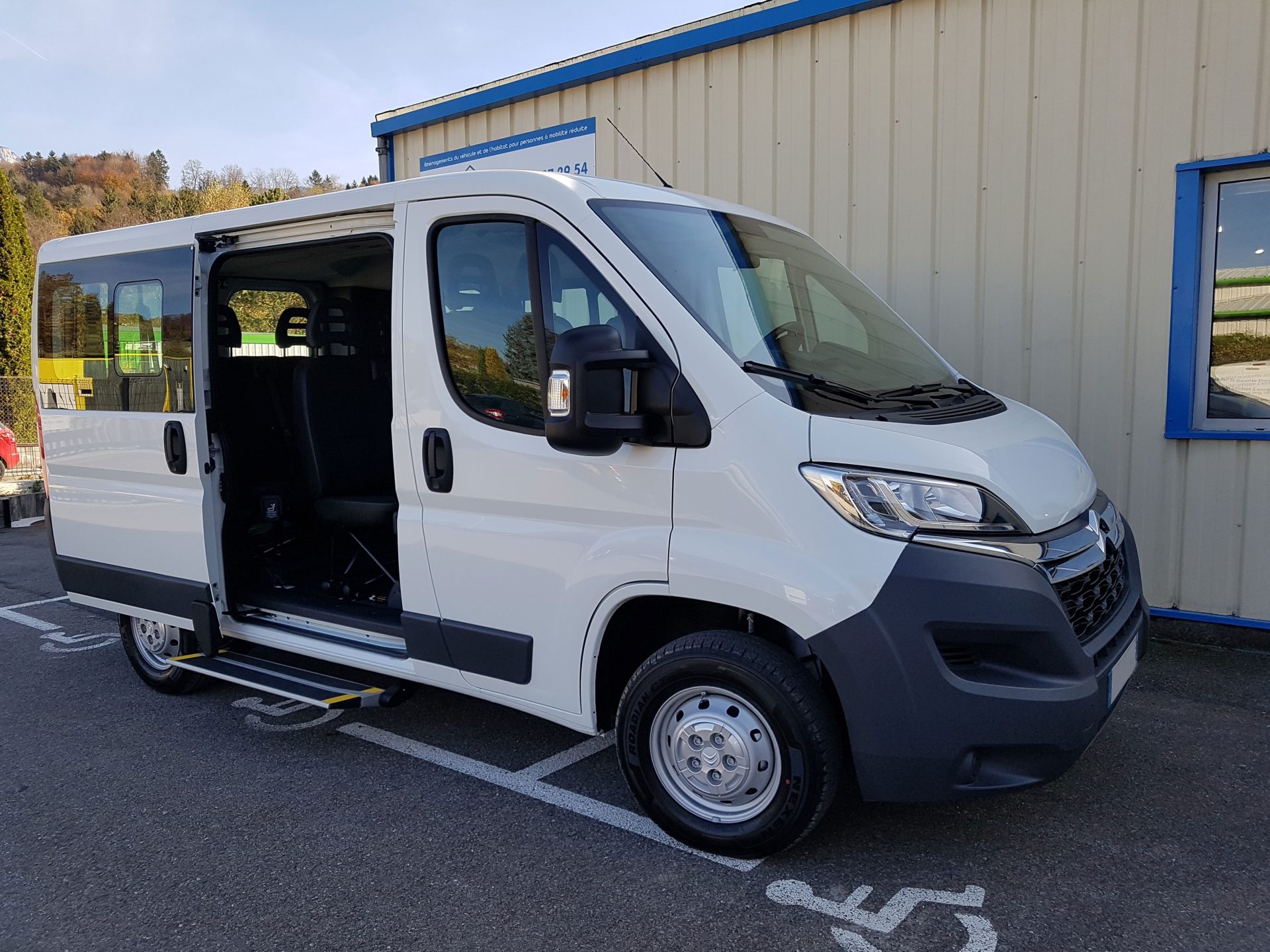 Installation d'un marchepied sur le côté passager arrière d'un camion adapté pour personne à mobilité réduite