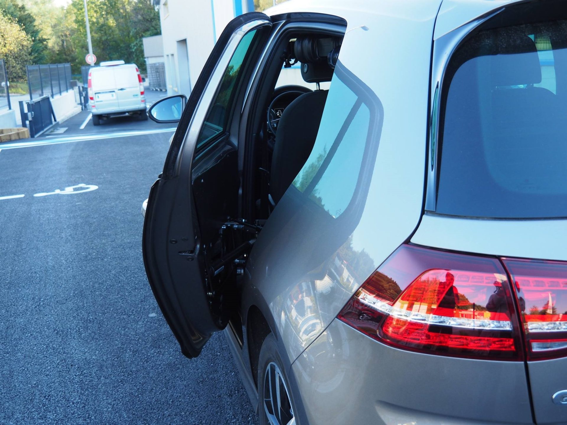 porte latérale escamotable permettant de charger vos matériels depuis votre place avant.