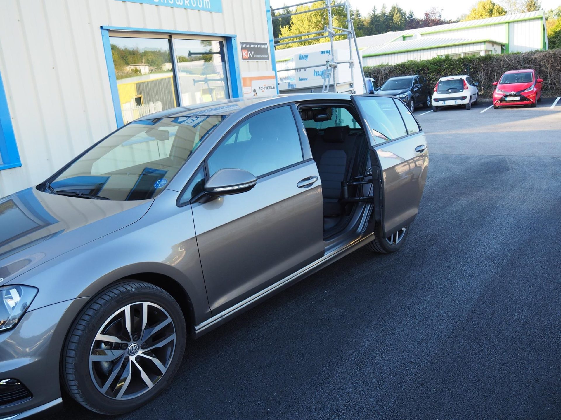 porte latérale escamotable permettant de charger vos matériels depuis votre place avant.