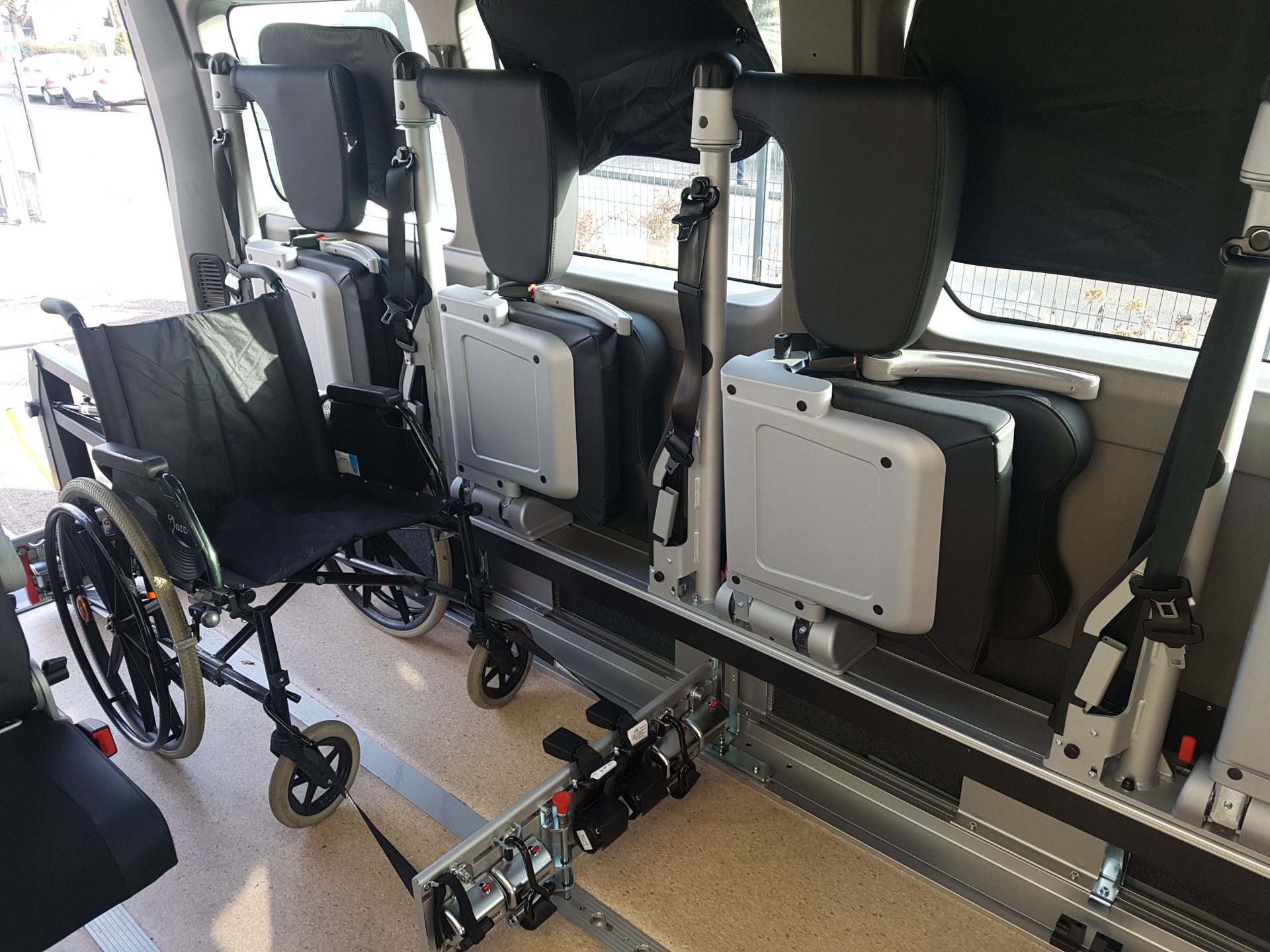 Aménagement d'un véhicule pour le transport de personnes mixtes (situation de handicap et "valide" ) avec le système Rollibox