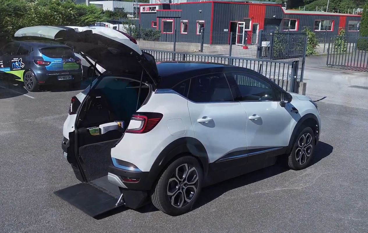 Renault Kivi Captur, véhicule décaissé avec accès par l'arrière pour une conduite en fauteuil roulant